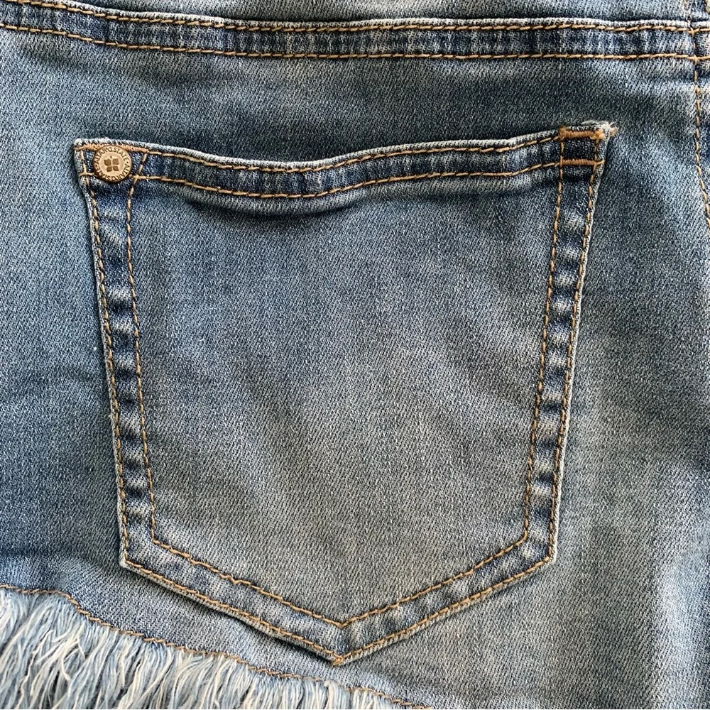 ALTAR’D STATE Ladies Distressed Denim Shorts Cut-Offs Pockets Frayed Hem 26/3‎